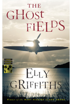 The Ghost Fields (Ruth Galloway Mystery 7)