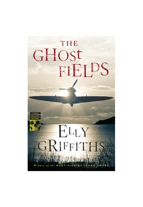 The Ghost Fields (Ruth Galloway Mystery 7)
