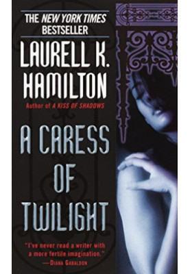 A Caress of Twilight (Meredith Gentry, 02)