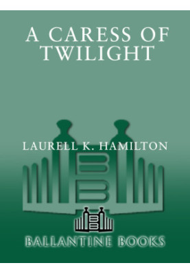 A Caress of Twilight (Meredith Gentry, 02)