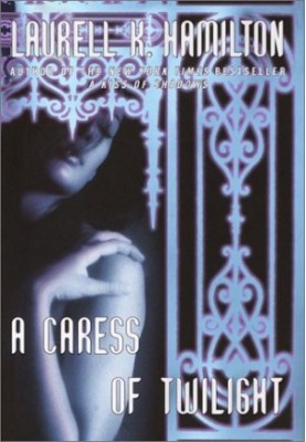 A Caress of Twilight (Meredith Gentry, 02)
