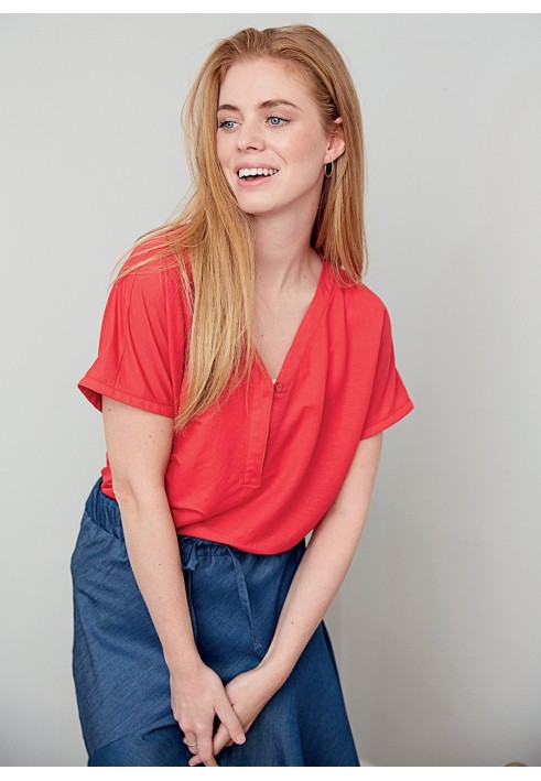 Pattern Blouse of a simple cut with a V-neckline (I love to sew 1/2019, pattern number 110)