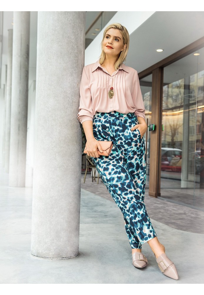 Pattern Pants on an elastic waist and with relief seams (Burda 8/2018, pattern number 122 B)