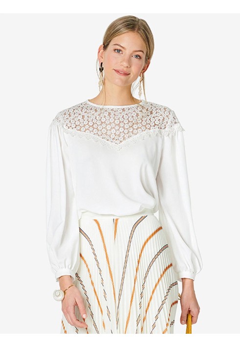 Pattern Blouse with a flared cut with a lace yoke (Burda 2/2019, pattern number 6262 B)